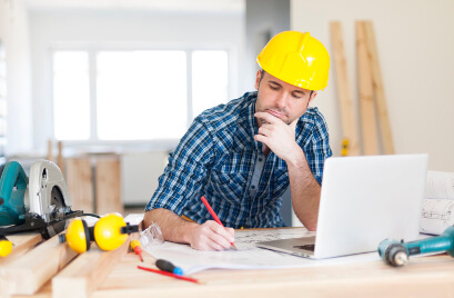 Engenheiro analisando projeto na mesa - Fagg Contabilidade para Construção Civil