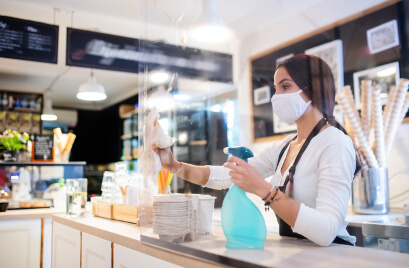 Jovem Limpando Vitrine - Fagg Contabilidade para prestadores de Serviços