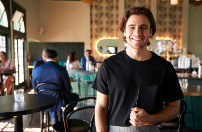 Jovem Sorrindo com cardápio na mão - Fagg Contabilidade para Restaurantes, Bares, Lanchonetes e Pizzarias